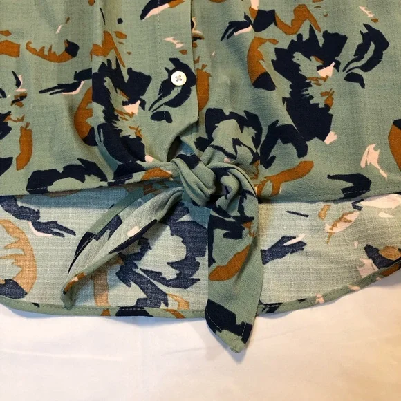 NWT Nine West Women’s Short Sleeve Knot-Hem Button-Down Green Floral Shirt S - Picture 4 of 10